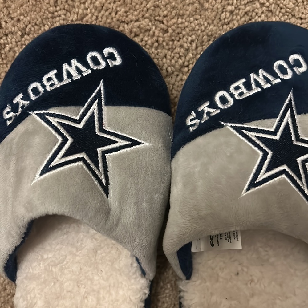 Cowboys kid’s slippers, Youth L (5-6) - Picture 2 of 3